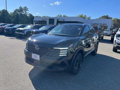 Super Black 2027 Nissan Kicks SR
