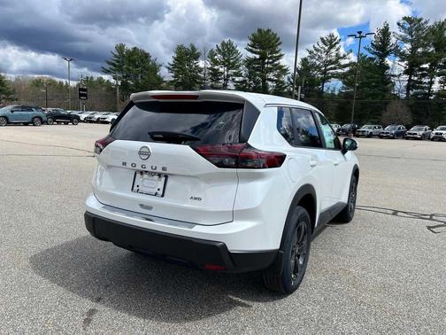 Everest White Pearl Tricoat 2026 Nissan Rogue SV