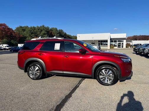 Scarlet Ember 2024 Nissan Pathfinder SL 4WD