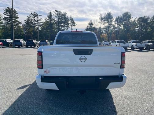 Glacier White 2025 Nissan Frontier SV