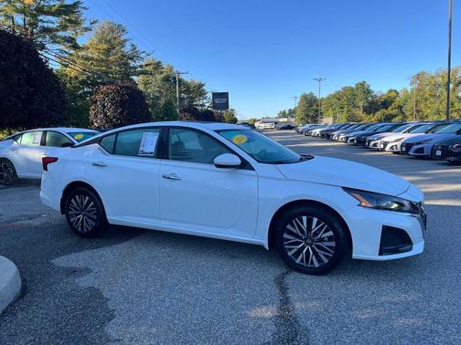 Pearl White Tricoat 2024 Nissan Altima 2.5 SV