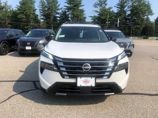 Everest White Pearl/Super Black 2026 Nissan Rogue Platinum