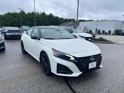 Pearl White Tricoat/Super Black 2026 Nissan Altima SR FWD