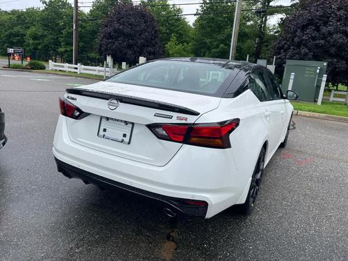 Pearl White Tricoat/Super Black 2026 Nissan Altima SR FWD