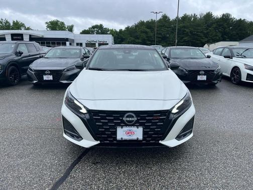 Pearl White Tricoat/Super Black 2026 Nissan Altima SR FWD