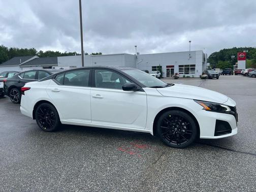 Pearl White Tricoat/Super Black 2026 Nissan Altima SR FWD