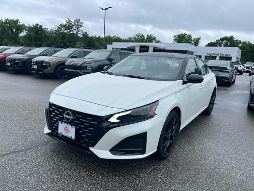 Pearl White Tricoat/Super Black 2026 Nissan Altima SR FWD