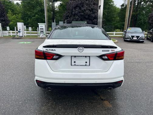 Pearl White Tricoat/Super Black 2026 Nissan Altima SR FWD