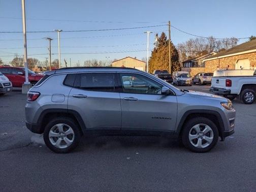 Photo 2 of 23 of 2018 Jeep Compass Latitude