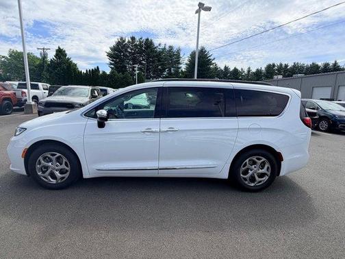 Bright White Clearcoat 2023 Chrysler Pacifica Limited
