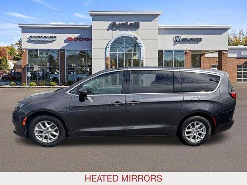 Granite Crystal Clearcoat Metallic 2022 Chrysler Voyager LX