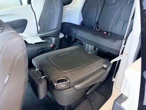 Diamond Black 2024 Chrysler Voyager LX