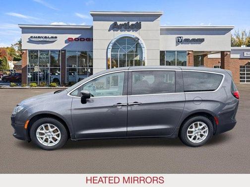 Granite Crystal Clearcoat Metallic 2022 Chrysler Voyager LX