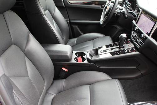 2022 Porsche Macan Base