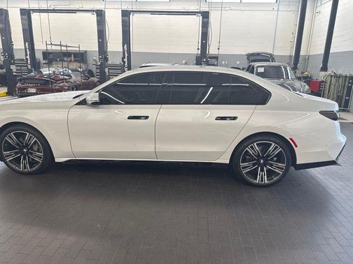 Mineral White Metallic 2023 BMW 740 i