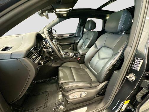 Volcano Grey Metallic 2022 Porsche Macan Macan