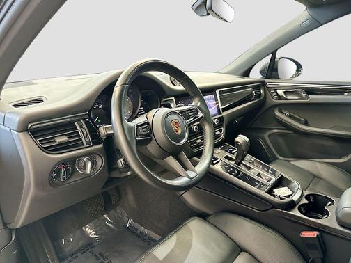 Volcano Grey Metallic 2022 Porsche Macan Macan