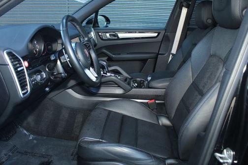 2023 Porsche Cayenne Platinum Edition