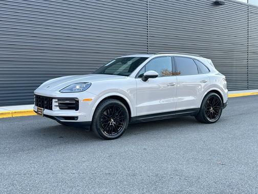 Chalk 2025 Porsche Cayenne Base