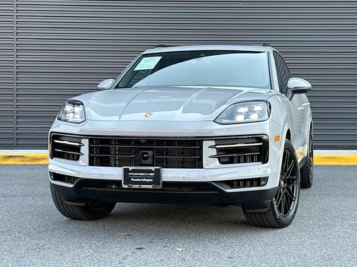 Chalk 2025 Porsche Cayenne Base
