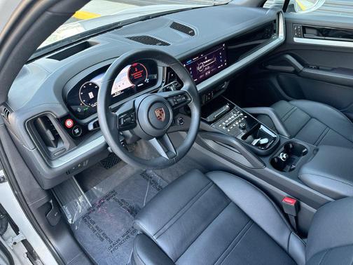 Chalk 2025 Porsche Cayenne Base