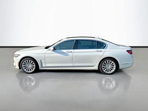 Mineral White Metallic 2022 BMW 740 i xDrive