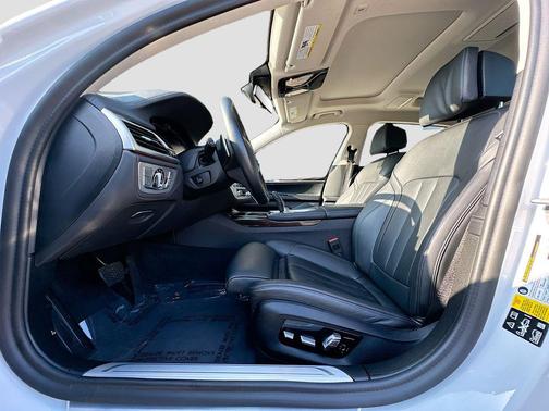 Mineral White Metallic 2022 BMW 740 i xDrive