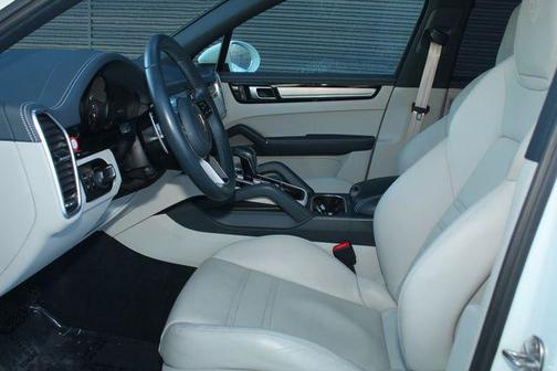 2023 Porsche Cayenne Platinum Edition