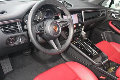 2025 Porsche Macan AWD