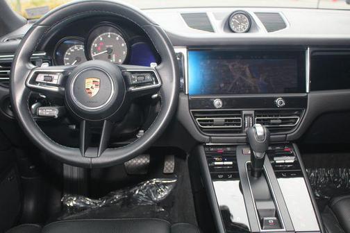 2022 Porsche Macan AWD