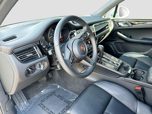 Dolomite Silver Metallic 2026 Porsche Macan Macan