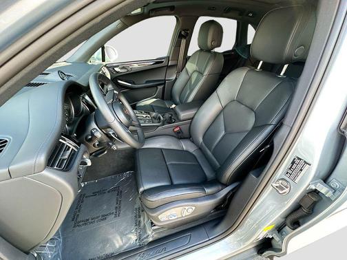 Dolomite Silver Metallic 2026 Porsche Macan Macan