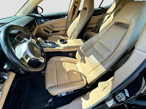 Jet Black Metallic 2016 Porsche Panamera 4