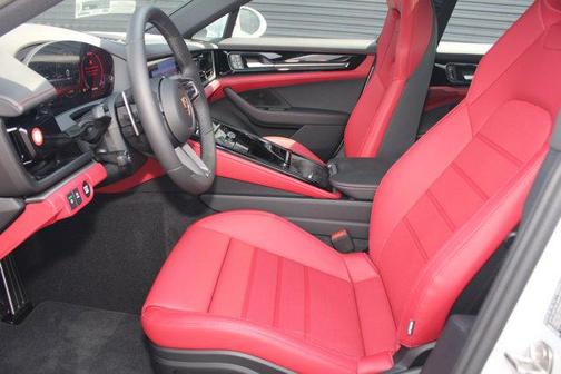 2025 Porsche Panamera 4