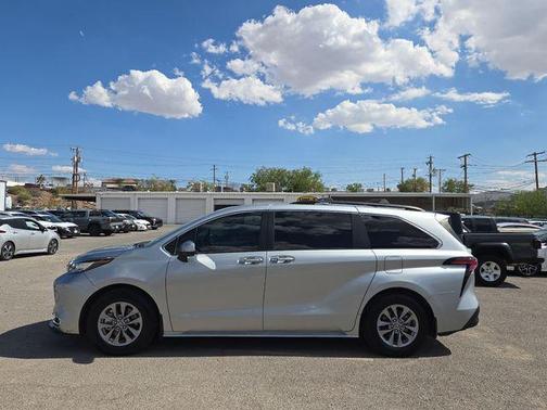 2022 Toyota Sienna XLE 8 Passenger