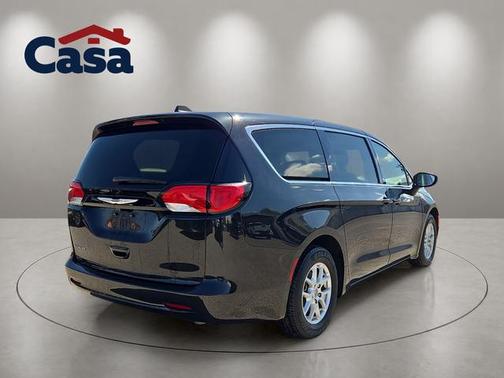 Brilliant Black Crystal Pearlcoat 2023 Chrysler Voyager LX
