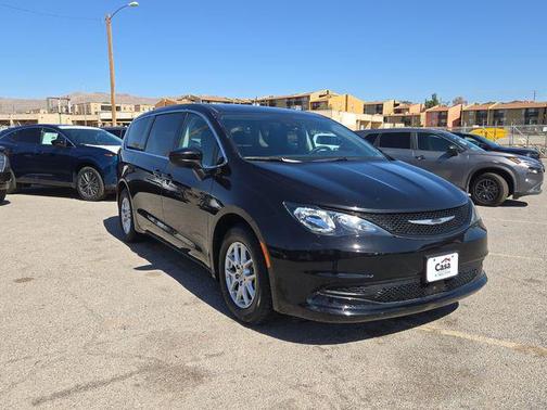 Brilliant Black Crystal Pearlcoat 2023 Chrysler Voyager LX
