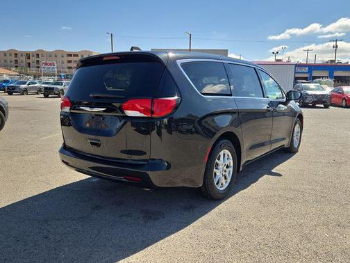 Brilliant Black Crystal Pearlcoat 2023 Chrysler Voyager LX