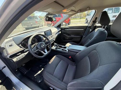 Brilliant Silver Metallic 2023 Nissan Altima 2.5 SV