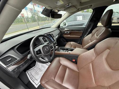 White 2019 Volvo XC90 T6 Momentum