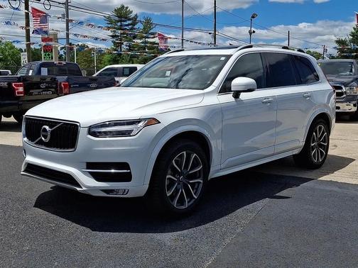 White 2019 Volvo XC90 T6 Momentum