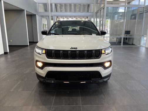 Bright White Clearcoat 2024 Jeep Compass Latitude