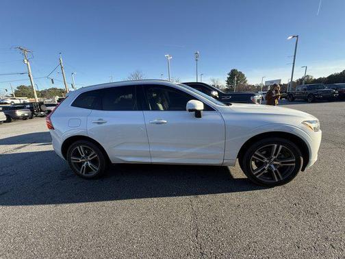 2021 Volvo XC60 T5 Momentum