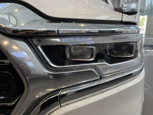 Ivory White Tri-Coat Pearlcoat 2023 RAM 1500 Limited