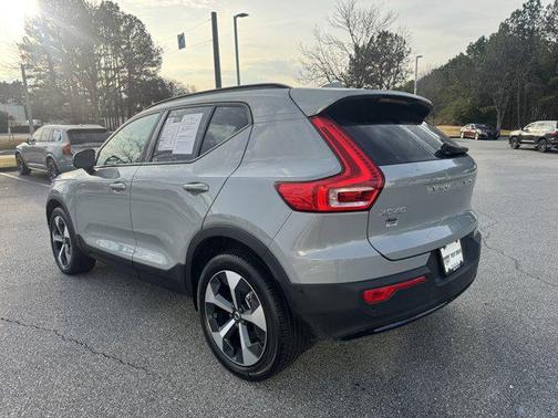 2025 Volvo XC40 B5 Plus Dark Theme
