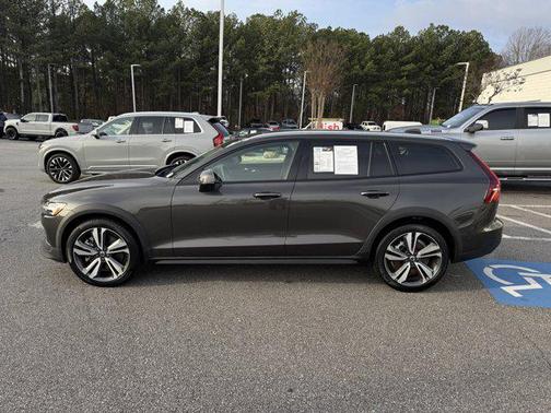 2025 Volvo V60 Cross Country B5 Plus