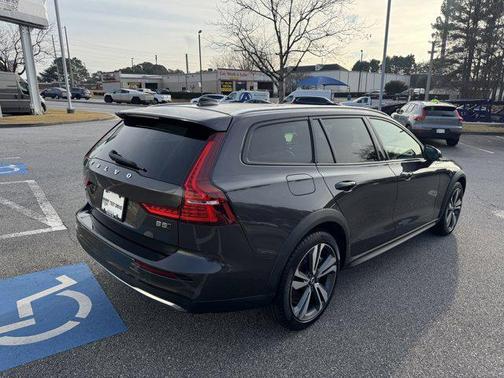 2025 Volvo V60 Cross Country B5 Plus
