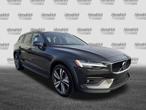 2025 Volvo V60 Cross Country B5 Plus