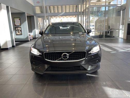 2025 Volvo V60 Cross Country B5 Plus