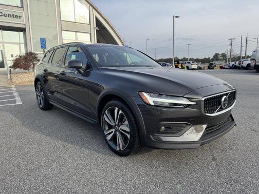2025 Volvo V60 Cross Country B5 Plus